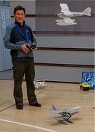 Janne valmistautumassa ensilentoon vastavalmistuneella sisälennokilla. Kyseinen kone on, pilke silmäkulmassa tehty, mukaelma Tikkakosken ilmailuvoimamuseossa esillä olevasta Jurre-nimisestä lentokoneesta. Kuvaaja Eino Korhonen.